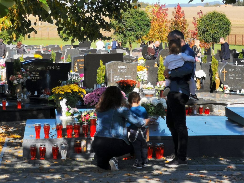 Svi sveti: Tuga zbog rastanka, ali i nada u ponovne susrete